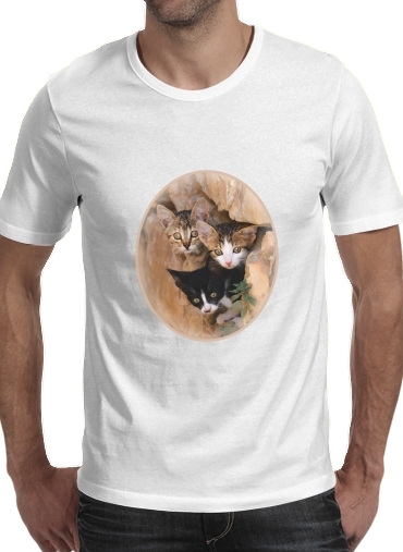  Three cute kittens in a wall hole voor Mannen T-Shirt