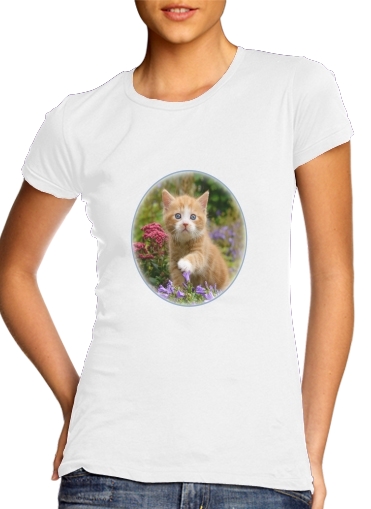  Cute ginger kitten in a flowery garden, lovely and enchanting cat voor Vrouwen T-shirt