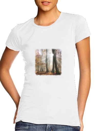  Sun rays in a mystic misty forest voor Vrouwen T-shirt
