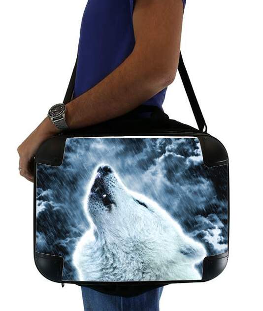  A howling wolf in the rain voor Laptoptas