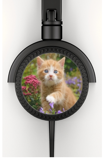  Cute ginger kitten in a flowery garden, lovely and enchanting cat voor hoofdtelefoon