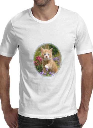  Cute ginger kitten in a flowery garden, lovely and enchanting cat voor Mannen T-Shirt