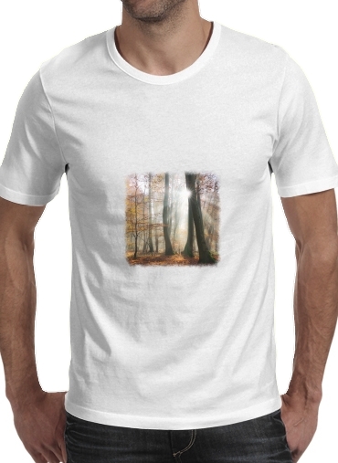  Sun rays in a mystic misty forest voor Mannen T-Shirt