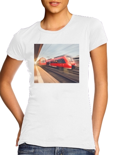  Modern high speed red passenger trains at sunset. railway station voor Vrouwen T-shirt